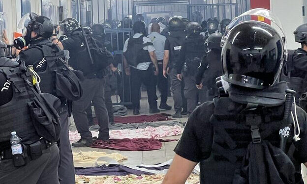 אסירים המזוהים עם מיכאל טנסקי התפרעו בכלא אש"ל: 17 אסירים הוכנסו לצינוק