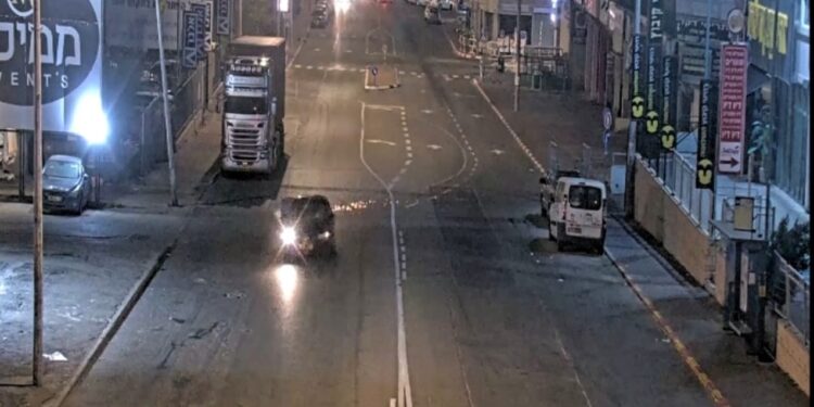 תיעוד: כנופיית שודדים עקרו כספומט וגררו אותו ברחוב מרכזי באשדוד