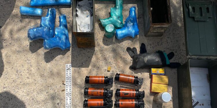 תיעוד: מצבור נשק ואמל"ח אותר בתוך האדמה בראשל"צ – נעצר חשוד