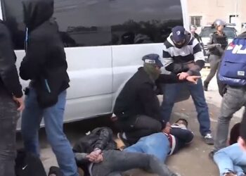 תיעוד: חשודים מלוד נעצרו עם קאלצ'ניקוב, אקדח ורכב משוכפל בדרך לחיסול