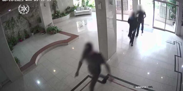 כך הצליחו 4 חשודים לשדוד שעוני יוקרה בשווי מיליון וחצי שקל מדירה בבת ים