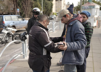 .שוטר מחפש על גופו של חשוד. הסכין שנמצאה נפסלה כי החיפוש לא היה חוקי צילום: פלאש 90