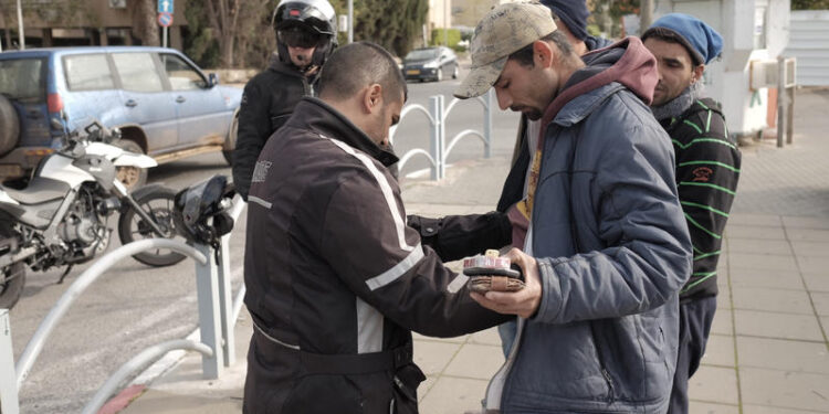 .שוטר מחפש על גופו של חשוד. הסכין שנמצאה נפסלה כי החיפוש לא היה חוקי צילום: פלאש 90