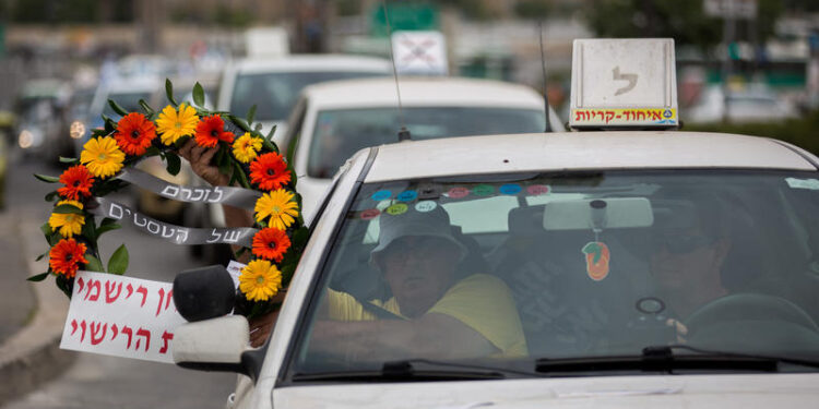 טסט. בהאשמים התייצבו למבחנים במקום מי שהיו אמורים לעבור אותם צילום: פלאש 90