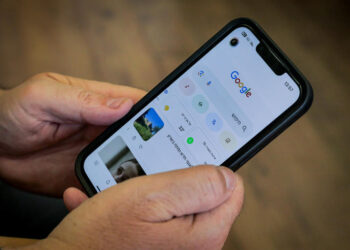 טלפון. איומים קשים בעקבות מערכת יחסים עם גבר אחר צילום: פלאש 90