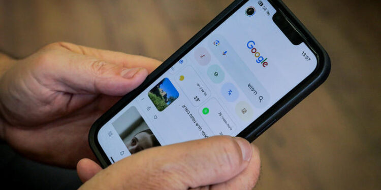 טלפון. איומים קשים בעקבות מערכת יחסים עם גבר אחר צילום: פלאש 90