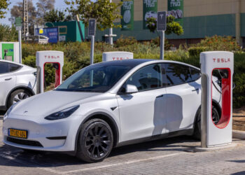 .רכב. הקשיש רק רצה לקנות והסתבך בגדול צילום: פלאש 90