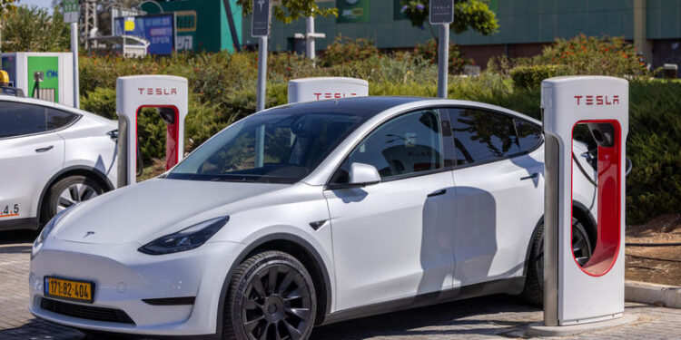 .רכב. הקשיש רק רצה לקנות והסתבך בגדול צילום: פלאש 90