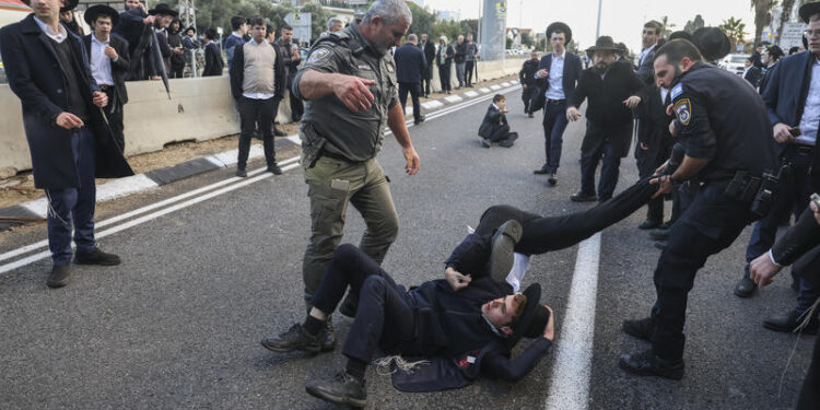 הפגנה. השוטרת לא התייחסה למפגין, ודרגה עליו צילום: פלאש 90