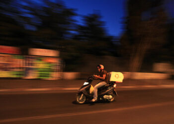 שליח על קטנוע. השודדים ניסו לגנוב את התיק צילום: פלאש 90