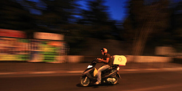 שליח על קטנוע. השודדים ניסו לגנוב את התיק צילום: פלאש 90