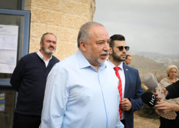 אביגדור ליברמן ביישוב נוקדים. המשטרה הגזימה? צילום: פלאש 90