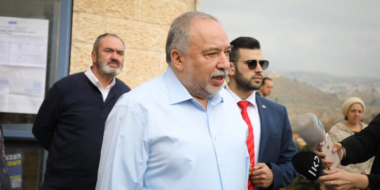 אביגדור ליברמן ביישוב נוקדים. המשטרה הגזימה? צילום: פלאש 90