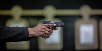 אקדח. בעזרת מסמכים מסויפים קיבל אקדח ונעלםן צילום: פלאש 90