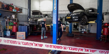 המוסך בפתח תקווה. צעק "אללה אכבר" והתחיל לדקור צילום: פלאש 90