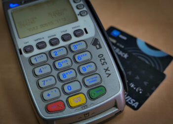 ..כרטיס אשראי. הנאשמת חייבה את הכרטיסים ללא אישורצילום: פלאש 90