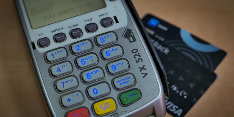 ..כרטיס אשראי. הנאשמת חייבה את הכרטיסים ללא אישורצילום: פלאש 90