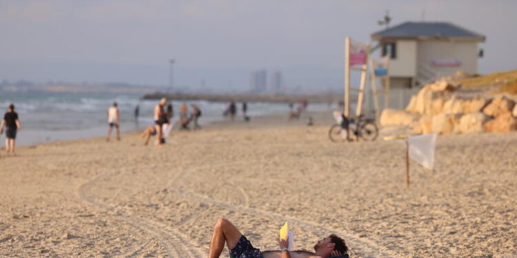 חוף הים בחיפה. תקיפה אכזרית צילום: פלאש 90