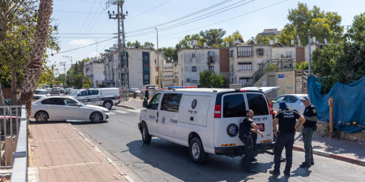 המשטרה ניטרלה את מטען החבלה צילום: פלאש 90