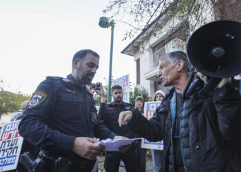 ההפגנה מול ביתו של השר קיש. המשטרה קיבלה כרטיס אדום צילום: פלאש 90