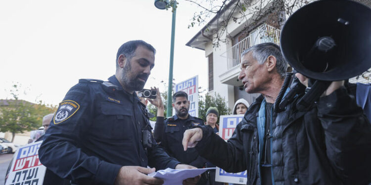 ההפגנה מול ביתו של השר קיש. המשטרה קיבלה כרטיס אדום צילום: פלאש 90