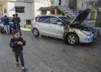 רכב שהוצת צילום: פלאש 90