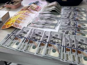 כסף זר שנתפס בדירת החשודים