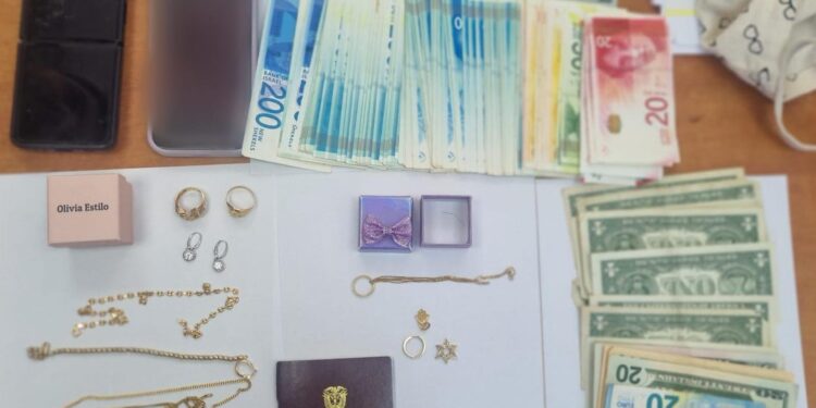 השלל שנתפס בדירת החשודים