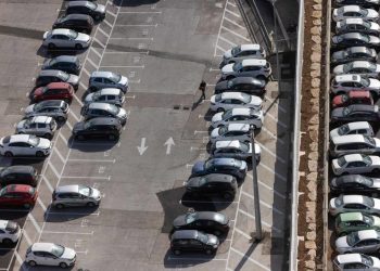 חניון עם רכבים צילום: פלאש 90