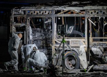 אוטובוסים שרופים צילום: פלאש 90